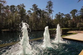 1 bedroom with walk-in shower balcony resort pool & hot tub